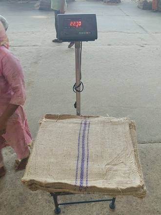 Bundle of jute bags on a platform scale, photo 3 of 4