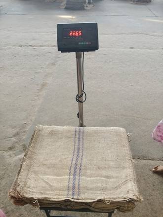 Bundle of jute bags on a platform scale, photo 4 of 4