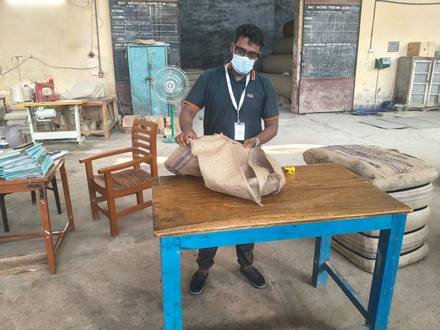 Measuring a jute bag with a tape, photo 1 of 21