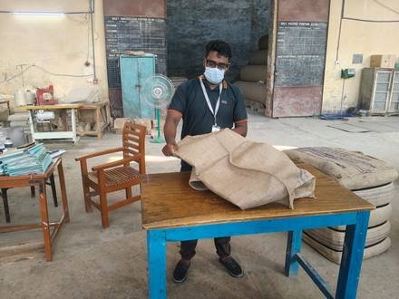Measuring a jute bag with a tape, photo 2 of 21