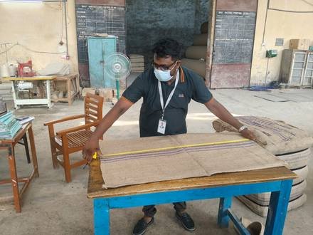 Measuring a jute bag with a tape, photo 3 of 21