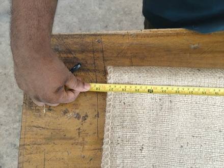 Measuring a jute bag with a tape, photo 5 of 21